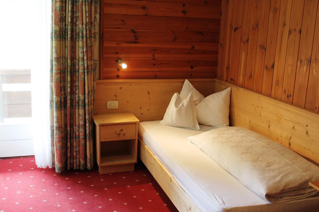 Albergo Alisander Corvara In Badia Chambre photo